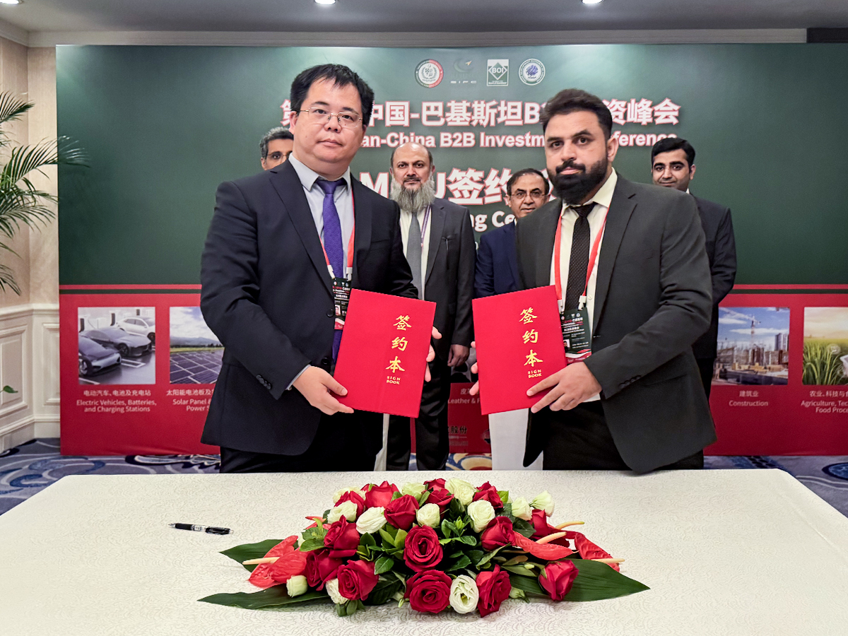 海杰亞“康博刀”首入巴基斯坦并完成裝機(jī)，巴總理見證“一帶一路”醫(yī)療合作成果